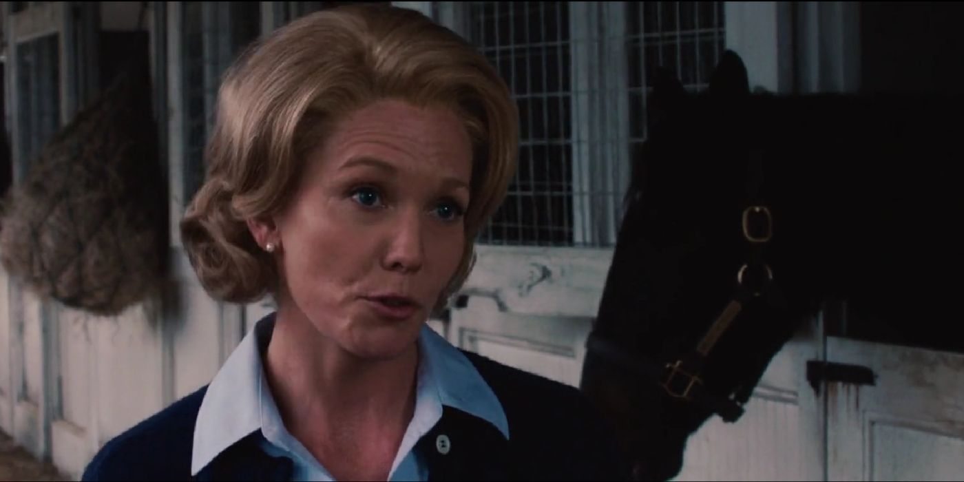 Diane Lane as Penny Chenery talking to someone at the stable in Secretariat