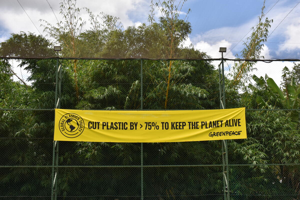 Banner that reads Cut Plastic by > 75% to Keep the Planet Alive at an art installation at Gigiri Courtyard in Kenya. © Greenpeace / Natanya Harrington Art Installation at Gigiri Courtyard in Kenya. © Greenpeace / Natanya Harrington