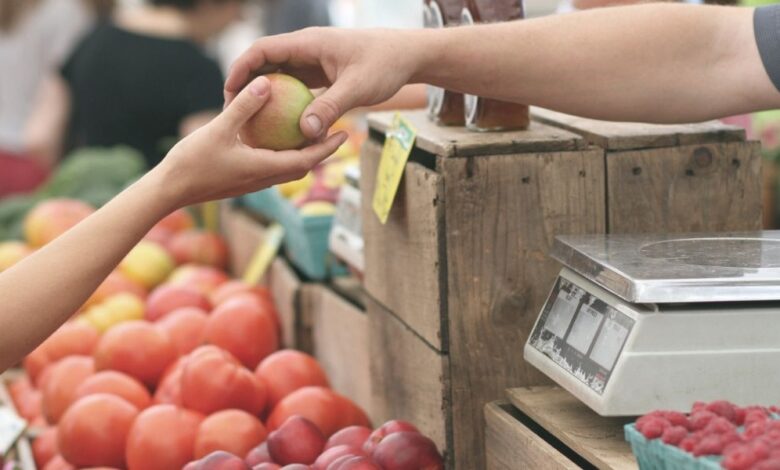 Viral stories of people helping strangers pay for groceries are inspiring other acts of kindness Viral stories of people helping strangers pay for groceries are inspiring other acts of kindness