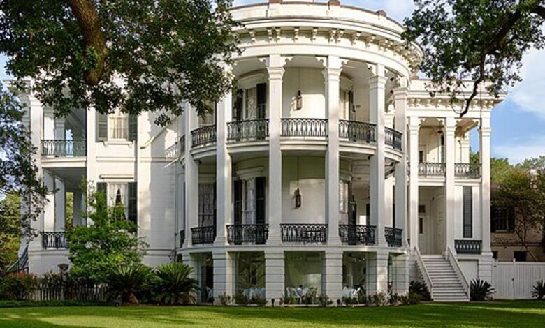 Fire destroyed the Nottoway Plantation. Some people cheered. Fire destroyed the Nottoway Plantation. Some people cheered.