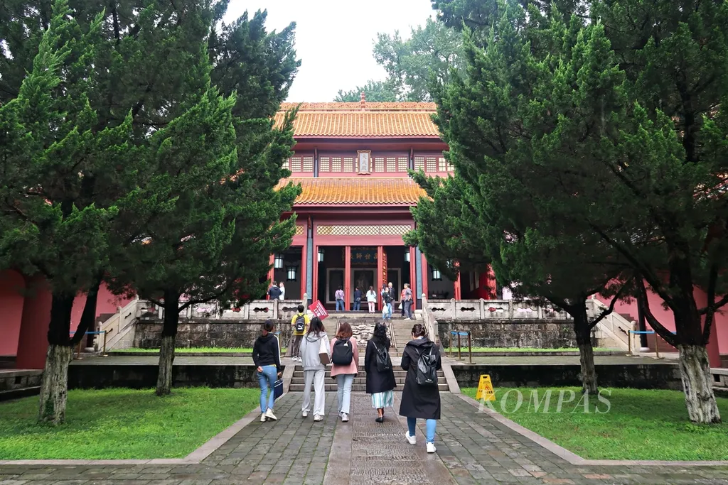 Visitors walk towards the Confucius Temple within the Yuelu Academy area in Changsha, Hunan, on May 11, 2023. Yuelu Academy is located within Hunan University, at the foot of Yuelu Mountain. Established in 976, this academy was founded during the Song Dynasty.